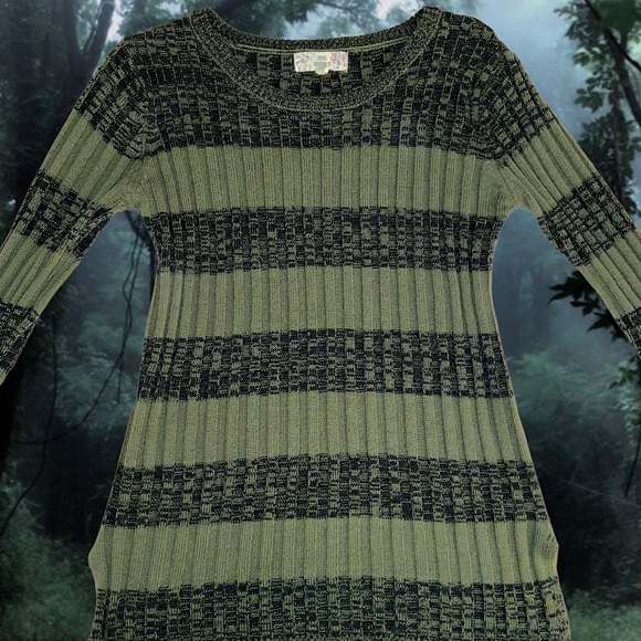 SOLD • striped green sweater - Picture 5 of 9